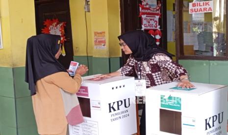 Sejumlah warga antusias mencoblos untuk pemilihan Wali Kota Bandung dan pemilihan Gubernur Jabar di tempat pemungutan suara (TPS) 23 Jalan Rancabulan 2, Kelurahan Ciumbuleuit, Kecamatan Cidadap, Kota Bandung, Rabu (27/11/2024). TPS 23 merupakan lokasi pencoblosan calon Gubernur Jabar Ridwan Kamil. 