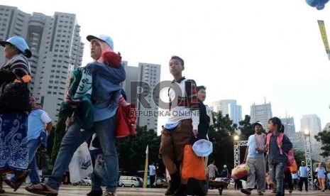 Sejumlah warga antusias mengikuti mudik bareng PT Jasa Raharja yang diadakan di Parkir Timur Senayan, Jakarta, Selasa (22/7). (Republika/Agung Supriyanto).