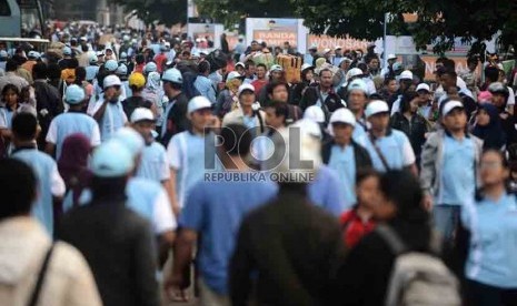 Sejumlah warga antusias mengikuti mudik bareng PT Jasa Raharja yang diadakan di Parkir Timur Senayan, Jakarta, Selasa (22/7). (Republika/Agung Supriyanto).