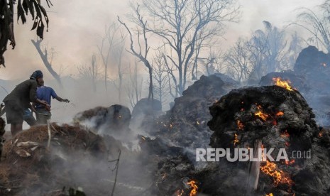 Sejumlah warga Baduy menyipratkan air untuk memadamkan api menggunakan alat seadanya saat terjadi kebakaran di Kampung Kadugede, Desa Kanekes, Lebak, Banten, Kamis (12/9/2019) sore. 