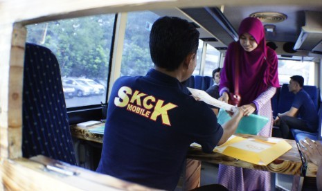 Sejumlah warga mengurus Surat Keterangan Catatan Kepolisian (SKCK) di mobil keliling SKCK.