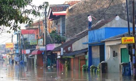 Sejumlah warga berada di atas atap rumah akibat banjir di kawasan Pondok Gede Permai, Jatiasih, Bekasi Selatan, Bekasi, Jabar, Selasa (5/2).