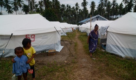 BPBD: Bantuan Korban Banjir Bandang Sigi Terus Mengalir. Sejumlah warga berada di dekat tenda pengungsian di Desa Poi, Dolo Selatan, Sigi, Sulawesi Tengah. Ilustrasi