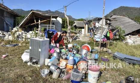 Sejumlah warga berada di halaman rumahnya pascagempa di Desa Bentek, Kecamatan Pemenang, Tanjung, Lombok Utara, NTB, Senin (6/8). 