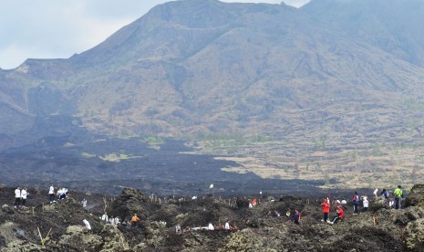 Sejumlah warga berada di kawasan Geopark Gunung Batur, Kintamani, Kabupaten Bangli, Bali.