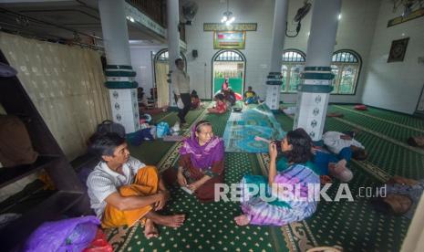 Sejumlah warga berada di musala yang dijadikan tempat pengungsian saat banjir di Desa Antasan Senor, Kabupaten Banjar, Kalimantan Selatan, Jumat (15/1/2021). Berdasarkan data Badan Penanggulangan Bencana Daerah (BPBD) Provinsi Kalimantan Selatan dari tanggal 1 hingga 14 Januari, sebanyak 67.842 jiwa terdampak banjir di sejumlah wilayah di Kalimantan Selatan. 