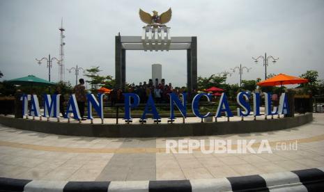 Sejumlah warga berada di ruang publik Taman Pancasila, Tegal, Jawa Tengah, Kamis (28/10/2021). Ruang publik Taman Pancasila yang dibangun serta diresmikan oleh Presiden RI Soekarno pada 1950 tersebut kembali dibuka bertepatan pada Hari Sumpah Pemuda, karena Kota Tegal berstatus zona hijau dengan tetap menerapkan protokol kesehatan ketat.