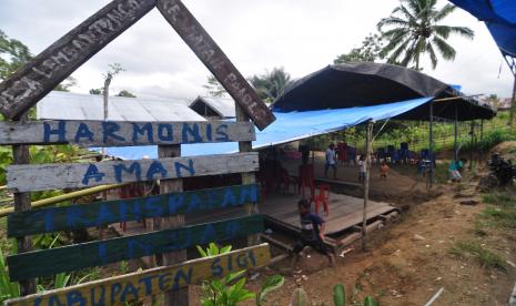 Sejumlah warga berada di rumah duka korban penyerangan kelompok terduga teroris di Desa Lemban Tongoa, Kecamatan Palolo, Kabupaten Sigi, Sulawesi Tengah, Ahad (29/11/2020). Aparat keamanan terus memburu para pelaku penyerangan yang diduga dilakukan kelompok teroris MIT pimpinan Ali Kalora yang terjadi pada Jumat (27/11/2020) lalu yang menewaskan empat orang warga desa setempat