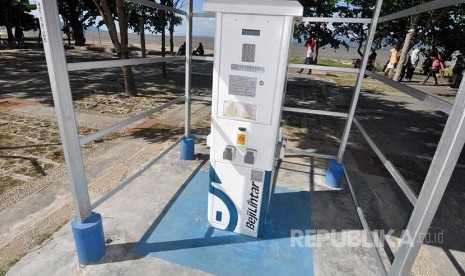 Sejumlah warga berada di sekitar Stasiun Penyedia Listrik Umum (SPLU) yang disediakan di Anjungan Pantai Teluk Palu, Sulawesi Tengah, Selasa (21/2). Penyediaan SPLU oleh PLN tersebut untuk memenuhi kebutuhan listrik di tempat umum yang selama ini sering me