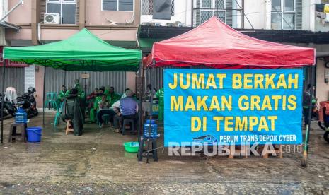 Sejumlah warga berada di tenda penyedia makanan gratis di Depok, Jawa Barat, Jumat (25/2/2022). World Giving Index (WGI) edisi ke-10 menempatkan Indonesia di peringkat 10 negara paling dermawan di dunia, berdasarkan tiga aspek penilaian yakni membantu orang asing, menyumbangkan uang ke lembaga amal dan mengikuti kegiatan amal secara sukarela.