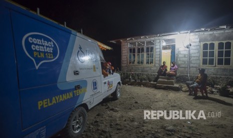 Sejumlah warga berada di teras rumahnya yang sudah teraliri listrik di Desa Lifuleo, Dusun Panaf, Kabupaten Kupang, Nusa Tenggara Timur, Kamis (20/7) malam.