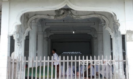 Sejumlah warga berada didalam masjid Baitil Atiq untuk berdoa dan berzikir bersama memperingati 13 tahun tsunami Aceh di Desa padang Seurahet, Johan Pahlawan, Aceh Barat, Aceh, Selasa (26/12). 