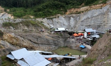 Sejumlah warga berada menyaksikan pencarian korban tambang batu bara di Ngalau Cigak, Desa Batu Tanjung, Kecamatan Talawi, Kota Sawahlunto, Sumbar, Ahad (26/1).