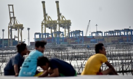 Sejumlah warga beraktivitas dengan latar belakang aktivitas bongkar muat peti kemas di Pelabuhan Tanjung Emas, Semarang, Jawa Tengah, Senin (2/10). Berdasarkan data Badan Pusat Statistik (BPS), neraca perdagangan Indonesia pada Agustus 2017 mencapai surplus sebesar 1,72 miliar dollar AS, sementara secara kumulatif sepanjang Januari-Agustus 2017 mencetak surplus 9,11 miliar dollar AS. 