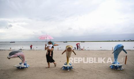 Sejumlah warga beraktivitas di area pantai Taman Impian Jaya Ancol, Jakarta, Ahad (3/4/2022). Destinasi wisata Taman Impian Jaya Ancol tetap dibuka selama Ramadhan dan dapat dimanfaatkan warga untuk beraktivitas menunggu jelang berbuka puasa. Ilustrasi. Siang Hari Ini 19 Ribu Pengunjung Masuk Ancol