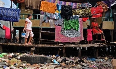   Sejumlah warga beraktivitas di pemukiman Kampung Nelayan Paotere, Makassar, Sulawesi Selatan