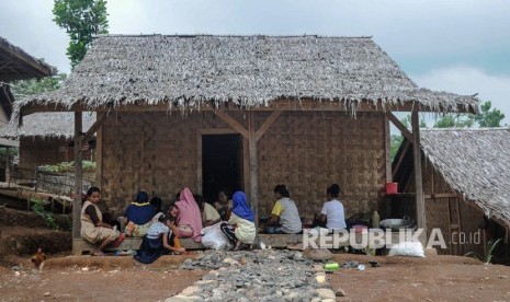 Sejumlah warga beraktivitas di perkampungan Baduy mualaf di Kampung Landeuh, Leuwidamar, Lebak, Banten, Senin (24/6/2019). 