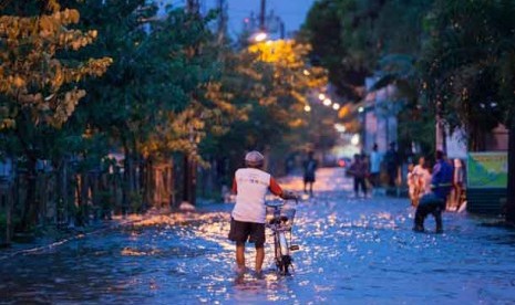  Sejumlah warga beraktivitas ketika terjadi banjir dari air sungai yang meluap di Batikan, Umbulharjo, Yogyakarta, Kamis (13/6). 