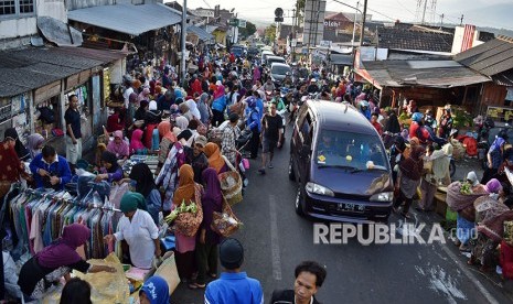 Sejumlah warga berbelanja di lokasi pasar tumpah. (Ilustrasi)