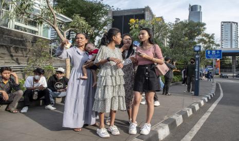 Sejumlah warga berbincang di kawasan Taman Stasiun MRT Dukuh Atas, Jakarta, Kamis (14/7/2022). Pemprov DKI Jakarta akan melakukan penertiban bagi masyarakat yang duduk-duduk dan berkumpul di kawasan tersebut diatas pukul 22.00 WIB, sesuai ketentuan Pemberlakuan Pembatasan Kegiatan Masyarakat (PPKM) level 1.