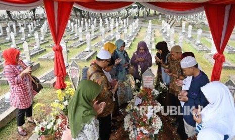 Sejumlah warga berdoa saat berziarah di makam BJ Habibie dan istrinya, Hasri Ainun Habibie di Taman Makam Pahlawan Nasional Utama (TMPNU) Kalibata, Jakarta Selatan, Jumat (13/9/2019). 