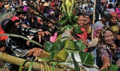 Sejumlah warga berebut sesaji saat berlangsung pesta rakyat Sesaji Rewanda dan napak tilas Sunan Kalijaga, di kawasan Goa Kreo, Kelurahan Kandri, Semarang, Jateng, Minggu (11/8). Tradisi Rewanda diperingati setiap 3 Syawal yang sekaligus untuk mengenang sa