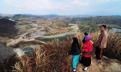   Sejumlah warga berekreasi untuk melihat kawasan waduk Jatigede, di Kabupaten Sumedang, Rabu (29/7).  (foto : Septianjar Muharam)