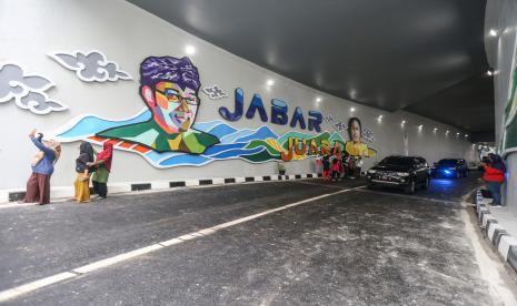 Sejumlah warga berfoto usai peresmian Underpass Dewi Sartika di Depok, Jawa Barat, Selasa (17/1/2023). Pembangunan Underpass Dewi Sartika yang menghubungkan Jalan Raya Sawangan dengan Jalan Margonda Raya sepanjang 470 meter itu untuk mengatasi kemacetan di wilayah tersebut.