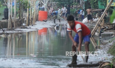 Sejumlah warga bergotong-royong membersihkan lumpur sisa banjir (Ilustrasi)