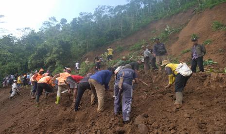 Sejumlah warga bergotong royong menyingkirkan timbunan tanah longsor yang menutup jalan antar desa di Desa Sucen, Gemawang, Temanggung, Jawa Tengah Rabu (11/5/2022). BMKG (Badan Meteorologi, Klimatologi, dan Geofisika) memperingatkan kepada masyarakat di sejumlah wilayah di Jawa Tengah untuk mewaspadai cuaca ekstrem (hujan lebat disertai petir dan angin kencang) yang bisa mengakibatkan bencana banjir, tanah longsor dan angin puting beliung. 