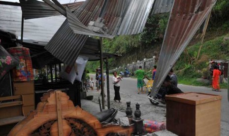   Sejumlah warga berhamburan keluar rumah menyusul gempa bumi di desa Lampahan, Bener Meriah, Aceh, Selasa (2/7).