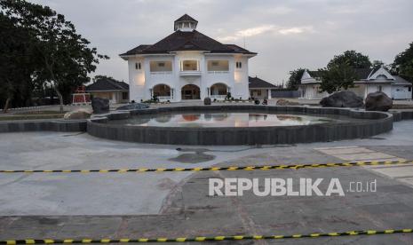 Sejumlah warga berisitirahat di depan Gedung Juang, Tambun, Kabupaten Bekasi. Pemkab Bekasi menunggu aturan perpanjangan PPKM dari Jabar.