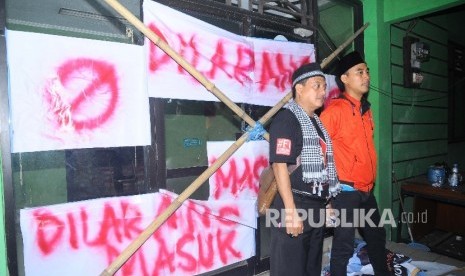  Sejumlah warga berjaga didepan Kantor DPC PPP Jagakarsa, Jakarta Selatan, Senin (17/4) malam.