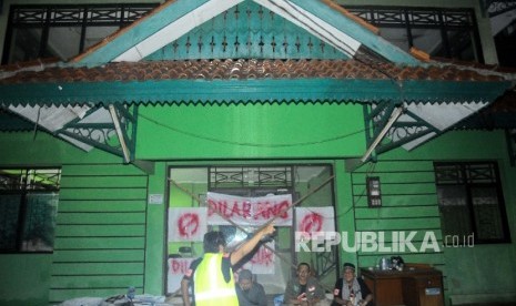 Sejumlah warga berjaga didepan Kantor DPC PPP Jagakarsa, Jakarta Selatan, Senin (17/4) malam.