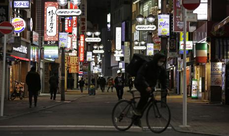 Sejumlah warga berjalan melalui distrik hiburan dekat stasiun Shibuya sebelum pemerintah memberlakukan penutupan pada jam 8malam untuk restoran dan bar di Tokyo, Jepang, Sabtu (25/4). Meskipun sudah diimbau untuk tetap tinggal di rumah karena situasi darurat Corona. Masih banyak warga yang harus pergi untuk bekerja meskipun ada resiko infeksi, sementara yang lain makan di luar, piknik di taman, dan berkerumun di toko dengan hampir tidak menerapkan pembatasan jarak sosial. 