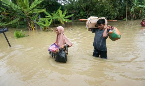 Ratusan warga Kota Pekalongan mengungsi ke dua titik pengungsian.