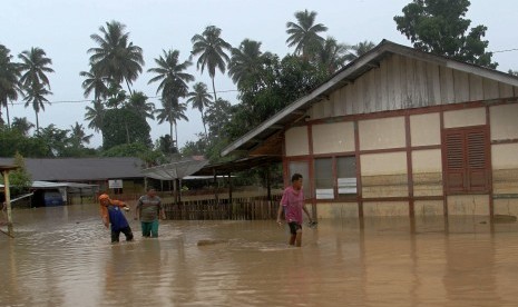 Gubernur Sumbar Minta Kepala Daerah Antisipasi Bencana. Sejumlah warga berjalan menembus banjir yang melanda kawasan Tarandam, Kecamatan Sungai Pagu, Kabupaten Solok Selatan, Sumatra Barat.