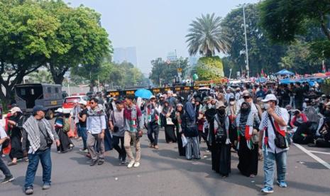 Sejumlah warga berjalan meninggalkan depan Kedubes Amerika Serikat di Jakarta Pusat, Sabtu (1/6/2024). 