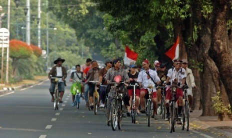 Sejumlah warga berkeliling Ibu Kota dengan menggunakan sepeda di Jalan Imam Bonjol, Jakarta Pusat, Ahad (7/9).