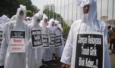 Sejumlah warga berkostum pocong melakukan aksi unjuk rasa di depan Balaikota DKI Jakarta, Jakarta Pusat, Selasa (1/4). (Republika/Rakhmawaty La'lang)