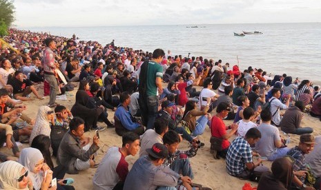 Sejumlah warga berkumpul di tepi pantai untuk menyaksikan gerhana matahari total (GMT) di pantai Terentang, Bangka Tengah , Bangka Belitung, Rabu (9/3).