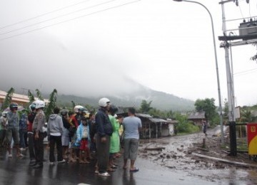 Sejumlah warga berkumpul menyaksikan sisa-sisa abu vulkanik yang dimuntahkan Gunung Gamalama di Ternate, Maluku Utara, Senin (5/12/2011). 