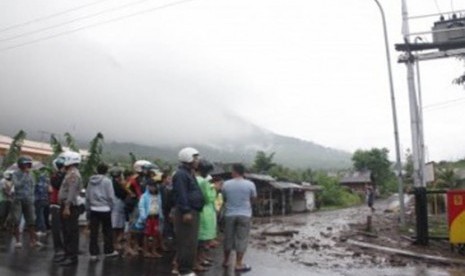 Sejumlah warga berkumpul menyaksikan sisa-sisa abu vulkanik yang dimuntahkan Gunung Gamalama di Ternate, Maluku Utara, Senin (5/12). 