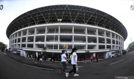 Sejumlah warga berolahraga di bagian luar Stadion Utama, Kompleks Gelora Bung Karno (GBK), Jakarta.