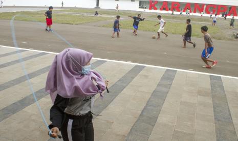 Sejumlah warga berolahraga di Lapangan Karangpawitan, Karawang, Jawa Barat, Kamis (7/1/2021). Gubernur Jawa Barat Ridwan Kamil menyatakan Kota Depok dan Kabupaten Karawang berstatus siaga satu COVID-19 karena sudah satu bulan berada di zona merah dalam peta risiko penularan COVID-19.