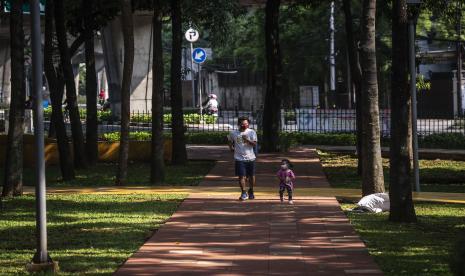 Sejumlah warga berolahraga di Taman Puring, Kebayoran Baru, Jakarta, Sabtu (15/5/2021). Dinas Pertamanan dan Hutan Kota Provinsi DKI Jakarta tetap membuka taman dan hutan kota selama libur lebaran 2021 dengan ketentuan pembatasan maksimal 30 persen pengunjung, penerapan protokol kesehatan dan larangan untuk berkerumun.