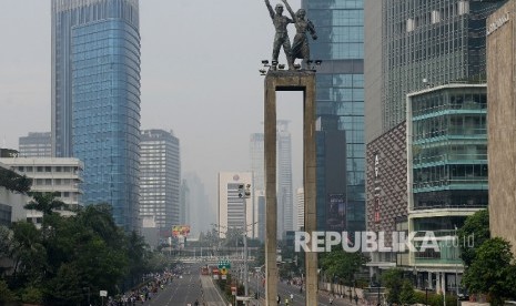  Sejumlah warga berolahraga saat berlangsung Hari Bebas Kendaraan Bermotor di kawasan Bundaran Hotel Indonesia, Jakarta, Ahad (28/5). 