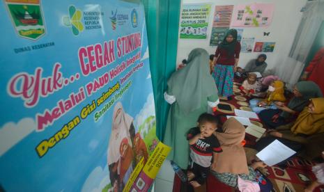 Sejumlah warga bersama anaknya mengikuti pembinaan di Rumah Gizi Puskesmas Parak Karakah, Padang, Sumatera Barat, Senin (19/9/2022). Puskesmas Parak Karakah membuka Rumah Gizi sepekan ke depan bagi anak-anak usia di bawah tiga tahun, dengan memberikan pembinaan sekaligus makan bersama dengan gizi yang baik dalam rangka pencegahan stunting di daerah itu.