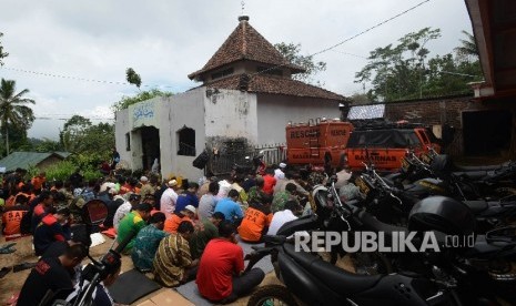 Sejumlah warga bersama relawan melaksanakan shalat Jumat di Masjid Desa Banaran, Kecamatan Pulung, Kabupaten Ponorogo, Jawa Timur, Jumat (7/4).