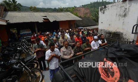 Sejumlah warga bersama relawan melaksanakan shalat Jumat di Masjid Desa Banaran, Kecamatan Pulung, Kabupaten Ponorogo, Jawa Timur, Jumat (7/4).